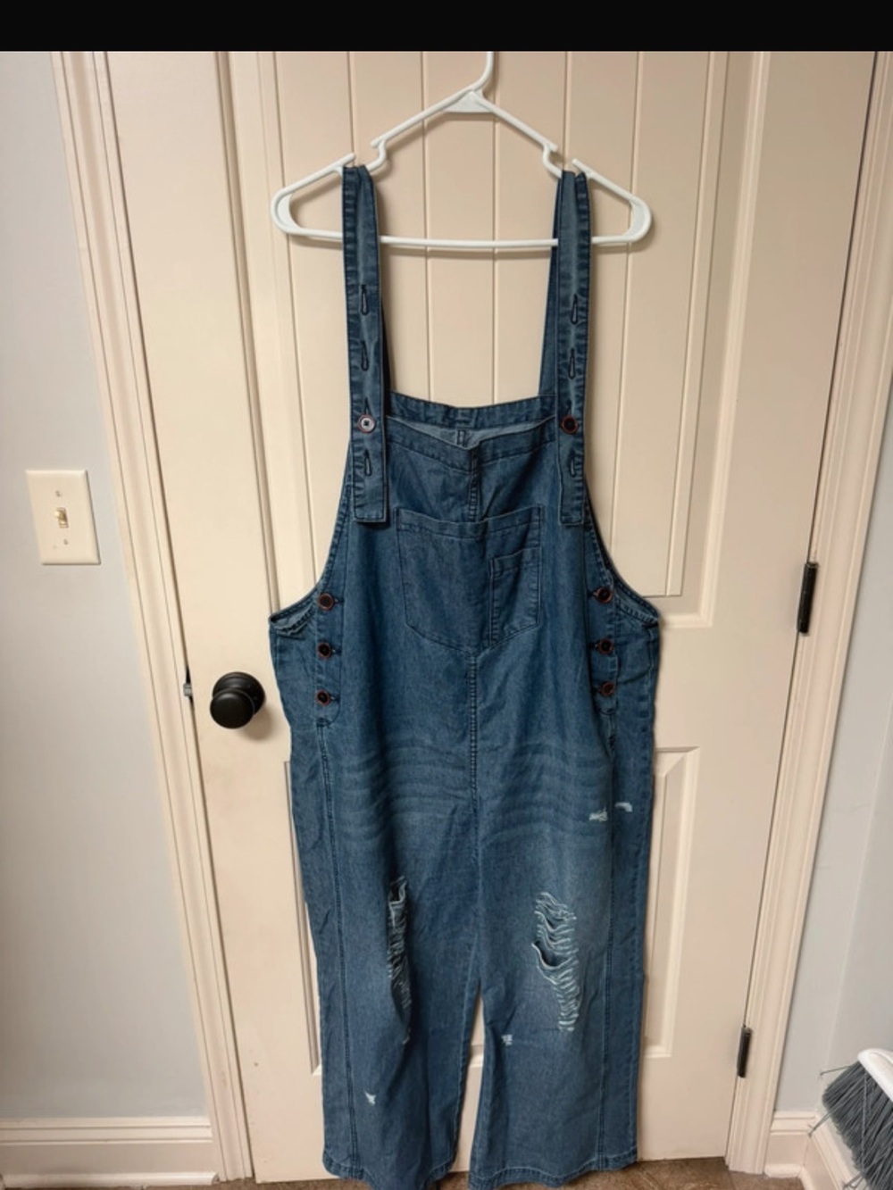 Casual Blue Denim Women’s Overalls with Distressed Detail